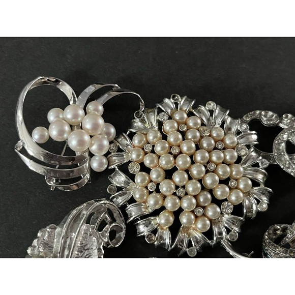 VINTAGE HIGH END Brooches 16pcs MISSING RHINESTONES ALL WEARABLE/ Most Unsigned - Picture 10 of 16